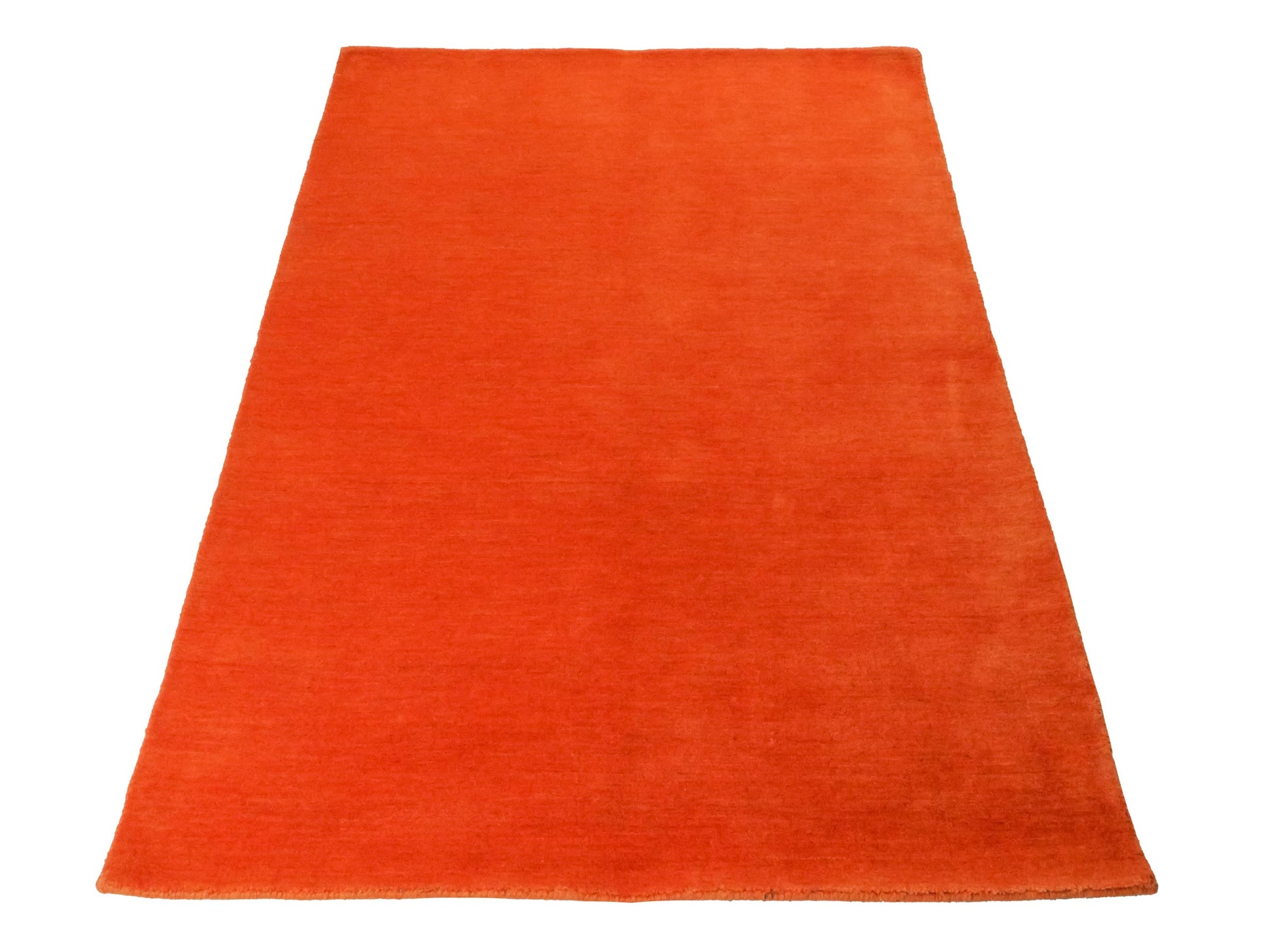 Moderner, Handloom Gabbeh Orientteppich von Khademi aus Wolle, orange. Einfarbiges Uni-Design. Produziert in Indien. Größe: 170x116cm. Teppichnummer: KB4-1574. Verkauf durch Jupiter Intl.