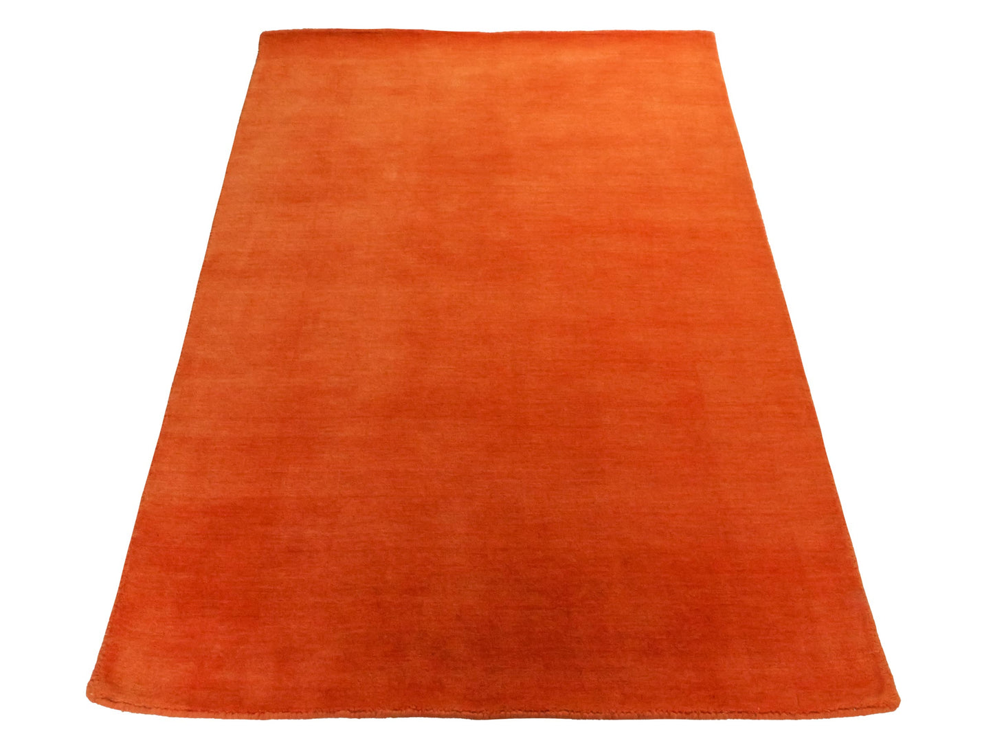 Moderner, Handloom Gabbeh Orientteppich von Khademi aus Wolle, orange. Einfarbiges Uni-Design. Produziert in Indien. Größe: 170x116cm. Teppichnummer: KB4-1574. Verkauf durch Jupiter Intl.