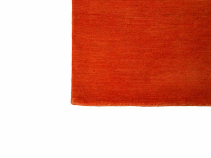 Moderner, Handloom Gabbeh Orientteppich von Khademi aus Wolle, orange. Einfarbiges Uni-Design. Produziert in Indien. Größe: 170x116cm. Teppichnummer: KB4-1574. Verkauf durch Jupiter Intl.