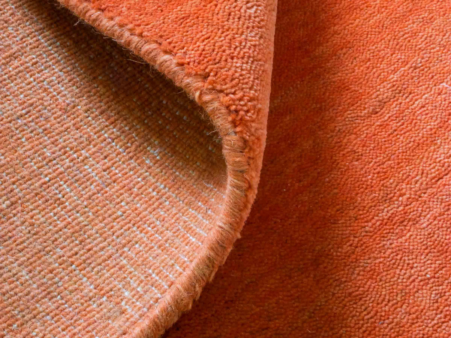 Moderner, Handloom Gabbeh Orientteppich von Khademi aus Wolle, orange. Einfarbiges Uni-Design. Produziert in Indien. Größe: 170x116cm. Teppichnummer: KB4-1574. Verkauf durch Jupiter Intl.