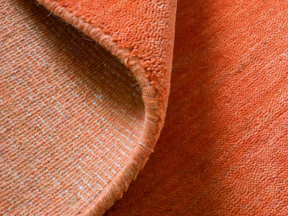 Moderner, Handloom Gabbeh Orientteppich von Khademi aus Wolle, orange. Einfarbiges Uni-Design. Produziert in Indien. Größe: 170x116cm. Teppichnummer: KB4-1574. Verkauf durch Jupiter Intl.