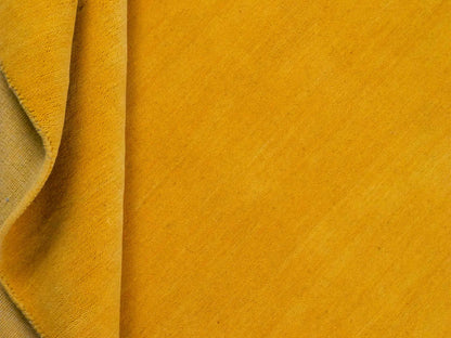 Moderner, Handloom Gabbeh Orientteppich von Khademi aus Wolle, gelb. Einfarbiges Uni-Design. Produziert in Indien. Größe: 170x117cm. Teppichnummer: KB4-1572. Verkauf durch Jupiter Intl.