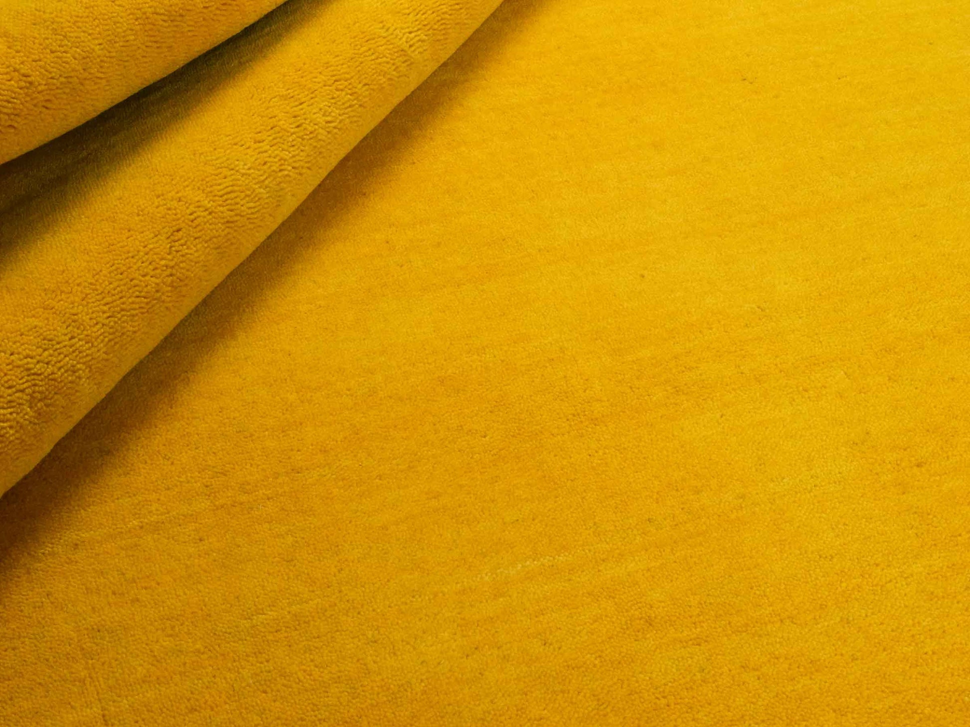 Moderner, Handloom Gabbeh Orientteppich von Khademi aus Wolle, gelb. Einfarbiges Uni-Design. Produziert in Indien. Größe: 170x117cm. Teppichnummer: KB4-1572. Verkauf durch Jupiter Intl.