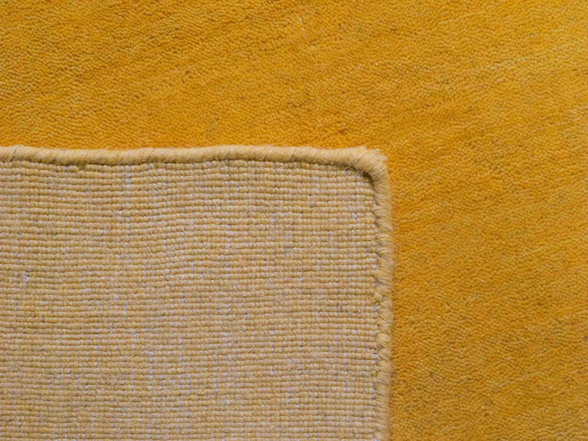 Moderner, Handloom Gabbeh Orientteppich von Khademi aus Wolle, gelb. Einfarbiges Uni-Design. Produziert in Indien. Größe: 170x117cm. Teppichnummer: KB4-1572. Verkauf durch Jupiter Intl.