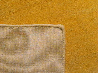 Moderner, Handloom Gabbeh Orientteppich von Khademi aus Wolle, gelb. Einfarbiges Uni-Design. Produziert in Indien. Größe: 170x117cm. Teppichnummer: KB4-1572. Verkauf durch Jupiter Intl.