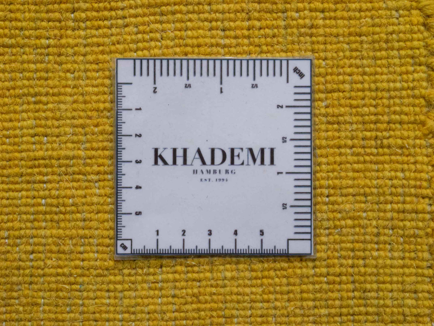 Moderner, Handloom Gabbeh Orientteppich von Khademi aus Wolle, gelb. Einfarbiges Uni-Design. Produziert in Indien. Größe: 170x117cm. Teppichnummer: KB4-1572. Verkauf durch Jupiter Intl.