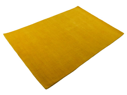 Moderner, Handloom Gabbeh Orientteppich von Khademi aus Wolle, gelb. Einfarbiges Uni-Design. Produziert in Indien. Größe: 170x117cm. Teppichnummer: KB4-1572. Verkauf durch Jupiter Intl.