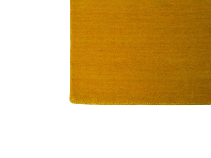 Moderner, Handloom Gabbeh Orientteppich von Khademi aus Wolle, gelb. Einfarbiges Uni-Design. Produziert in Indien. Größe: 170x117cm. Teppichnummer: KB4-1572. Verkauf durch Jupiter Intl.