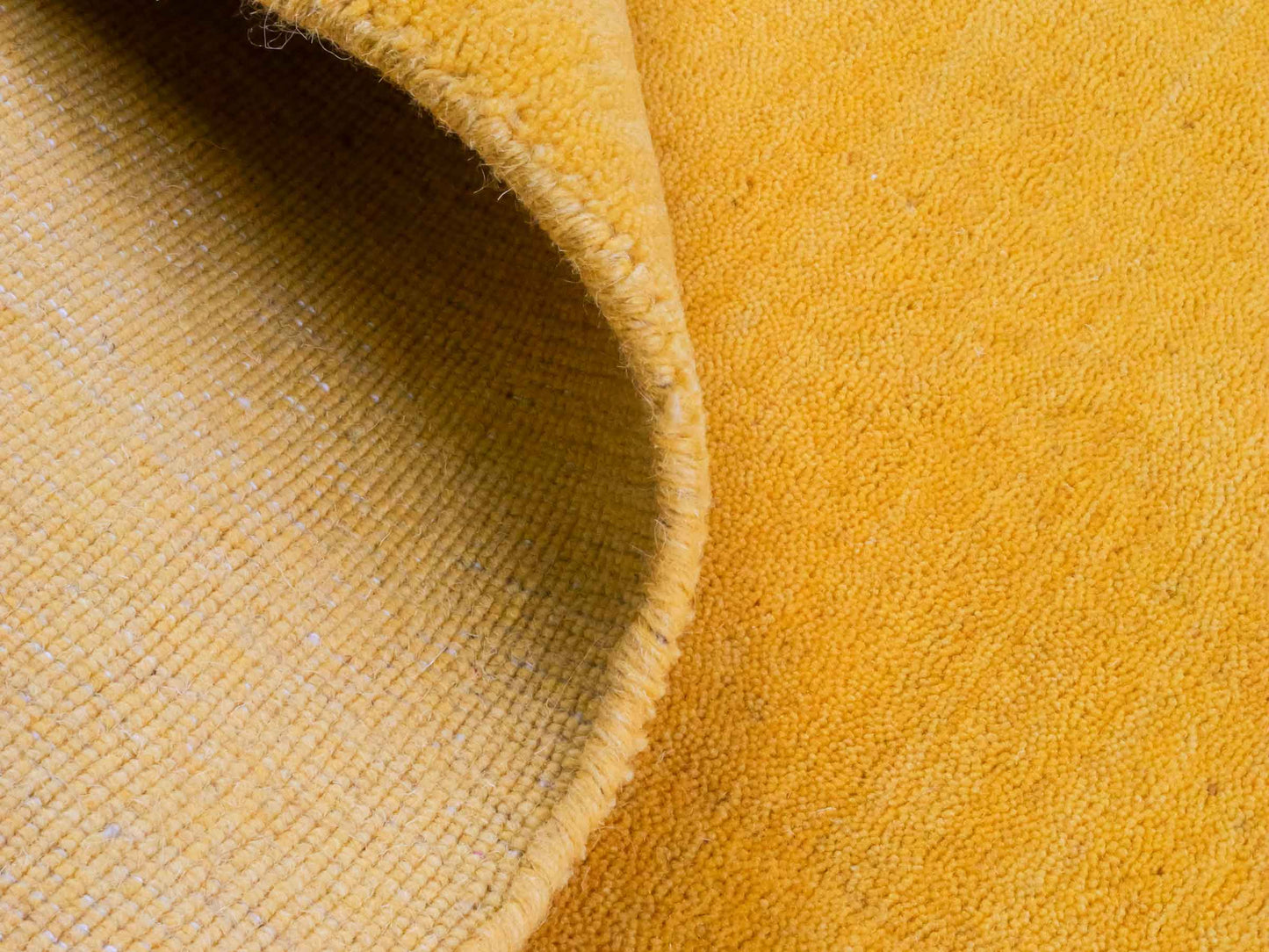 Moderner, Handloom Gabbeh Orientteppich von Khademi aus Wolle, gelb. Einfarbiges Uni-Design. Produziert in Indien. Größe: 170x117cm. Teppichnummer: KB4-1572. Verkauf durch Jupiter Intl.