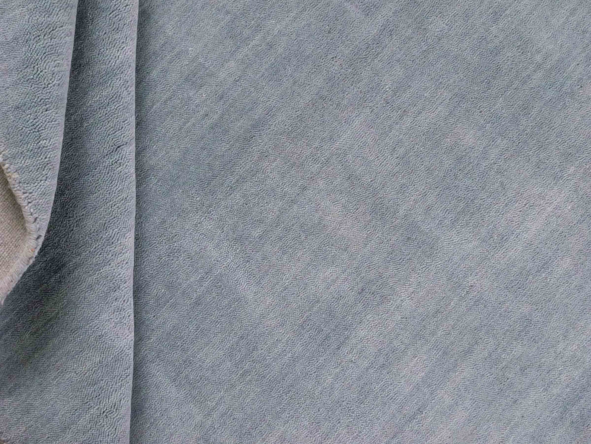 Moderner, Handloom Gabbeh Orientteppich von Khademi aus Wolle, blau-grau. Einfarbiges Uni-Design. Produziert in Indien. Größe: 170x118cm. Teppichnummer: KB4-1588. Verkauf durch Jupiter Intl.