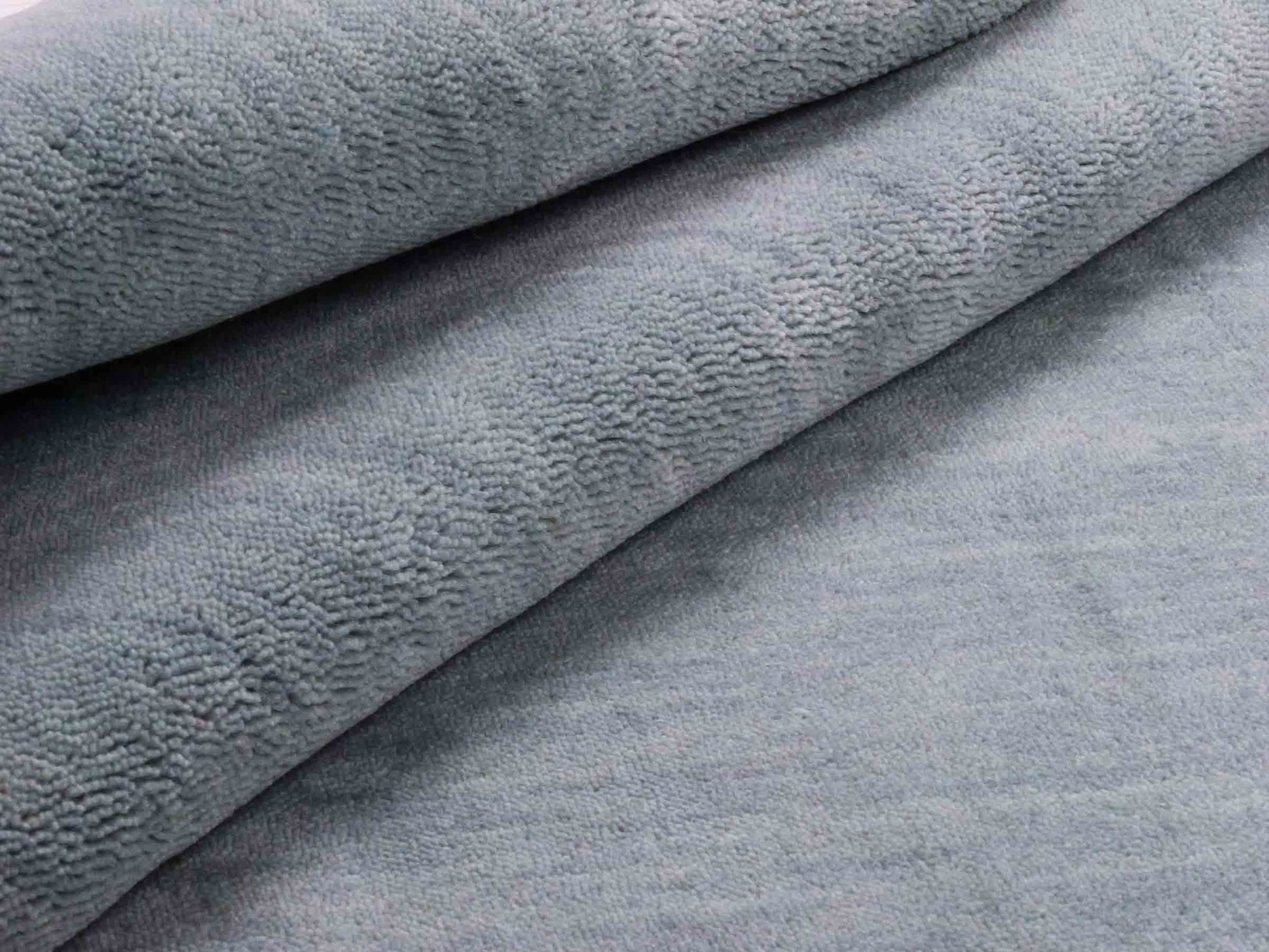 Moderner, Handloom Gabbeh Orientteppich von Khademi aus Wolle, blau-grau. Einfarbiges Uni-Design. Produziert in Indien. Größe: 170x118cm. Teppichnummer: KB4-1588. Verkauf durch Jupiter Intl.