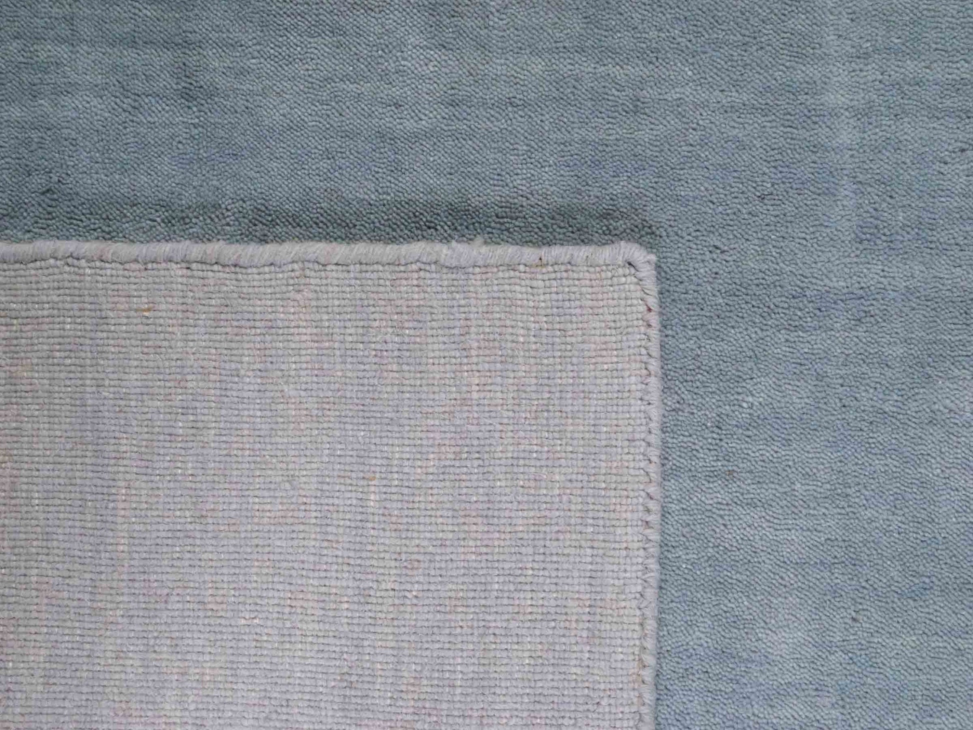 Moderner, Handloom Gabbeh Orientteppich von Khademi aus Wolle, blau-grau. Einfarbiges Uni-Design. Produziert in Indien. Größe: 170x118cm. Teppichnummer: KB4-1588. Verkauf durch Jupiter Intl.