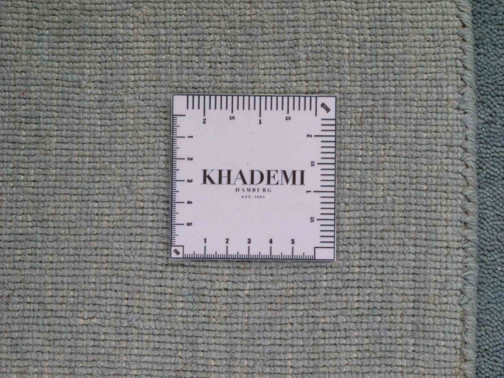 Moderner, Handloom Gabbeh Orientteppich von Khademi aus Wolle, blau-grau. Einfarbiges Uni-Design. Produziert in Indien. Größe: 170x118cm. Teppichnummer: KB4-1588. Verkauf durch Jupiter Intl.