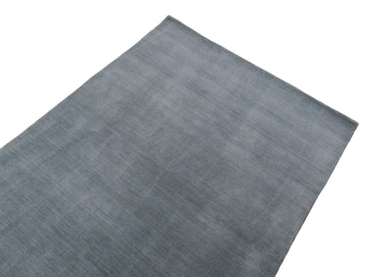 Moderner, Handloom Gabbeh Orientteppich von Khademi aus Wolle, blau-grau. Einfarbiges Uni-Design. Produziert in Indien. Größe: 170x118cm. Teppichnummer: KB4-1588. Verkauf durch Jupiter Intl.