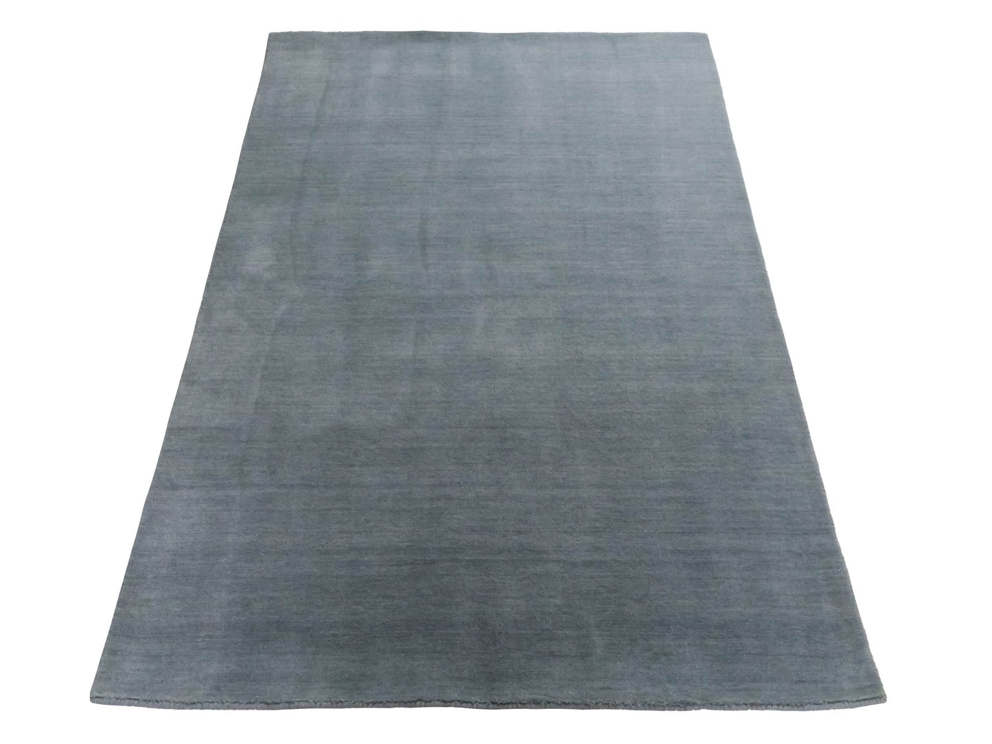 Moderner, Handloom Gabbeh Orientteppich von Khademi aus Wolle, blau-grau. Einfarbiges Uni-Design. Produziert in Indien. Größe: 170x118cm. Teppichnummer: KB4-1588. Verkauf durch Jupiter Intl.