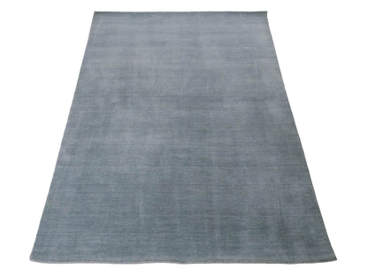 Moderner, Handloom Gabbeh Orientteppich von Khademi aus Wolle, blau-grau. Einfarbiges Uni-Design. Produziert in Indien. Größe: 170x118cm. Teppichnummer: KB4-1588. Verkauf durch Jupiter Intl.