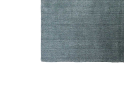 Moderner, Handloom Gabbeh Orientteppich von Khademi aus Wolle, blau-grau. Einfarbiges Uni-Design. Produziert in Indien. Größe: 170x118cm. Teppichnummer: KB4-1588. Verkauf durch Jupiter Intl.