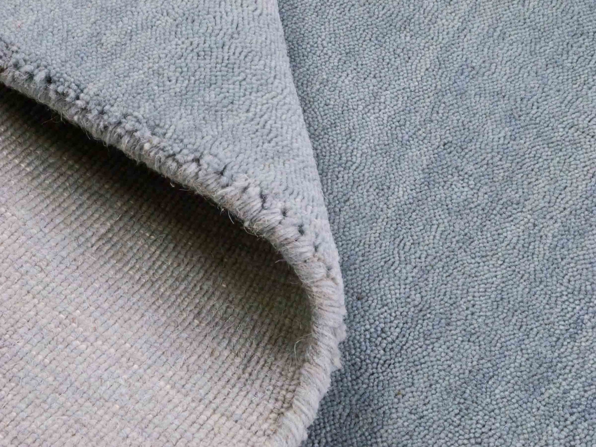 Moderner, Handloom Gabbeh Orientteppich von Khademi aus Wolle, blau-grau. Einfarbiges Uni-Design. Produziert in Indien. Größe: 170x118cm. Teppichnummer: KB4-1588. Verkauf durch Jupiter Intl.