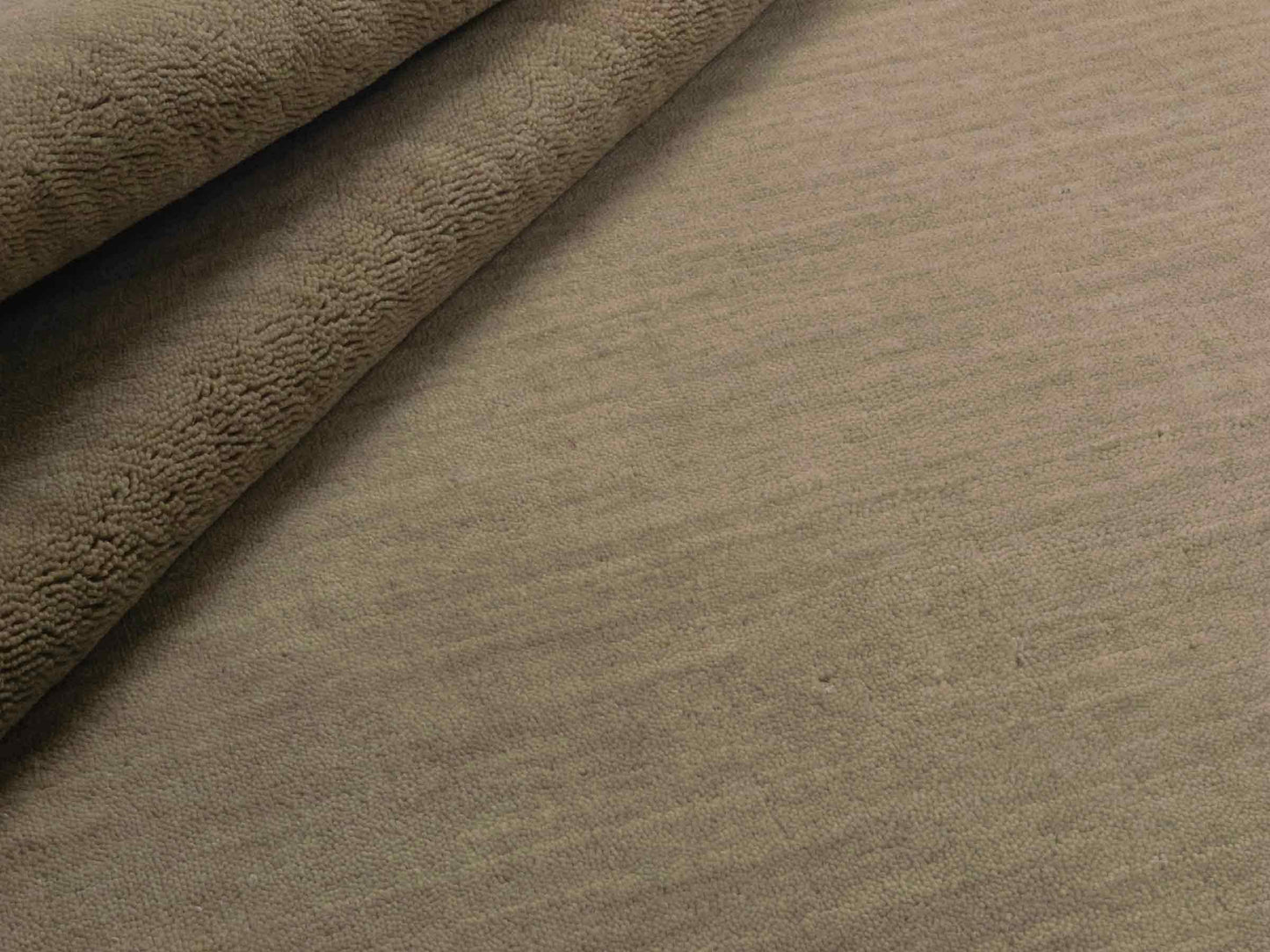 Moderner, Handloom Gabbeh Orientteppich von Khademi aus Wolle, beige. Einfarbiges Uni-Design. Produziert in Indien. Größe: 170x119cm. Teppichnummer: KB4-1581. Verkauf durch Jupiter Intl.