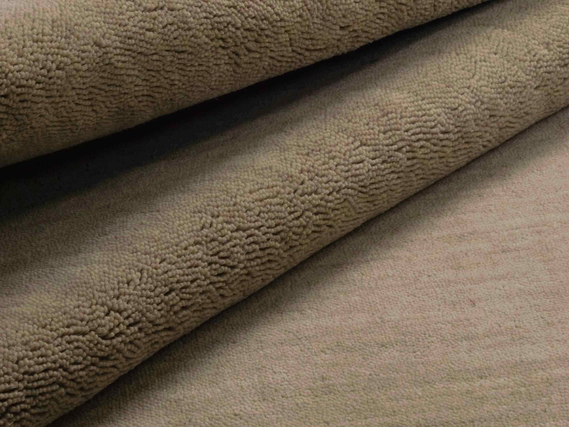 Moderner, Handloom Gabbeh Orientteppich von Khademi aus Wolle, beige. Einfarbiges Uni-Design. Produziert in Indien. Größe: 170x119cm. Teppichnummer: KB4-1581. Verkauf durch Jupiter Intl.