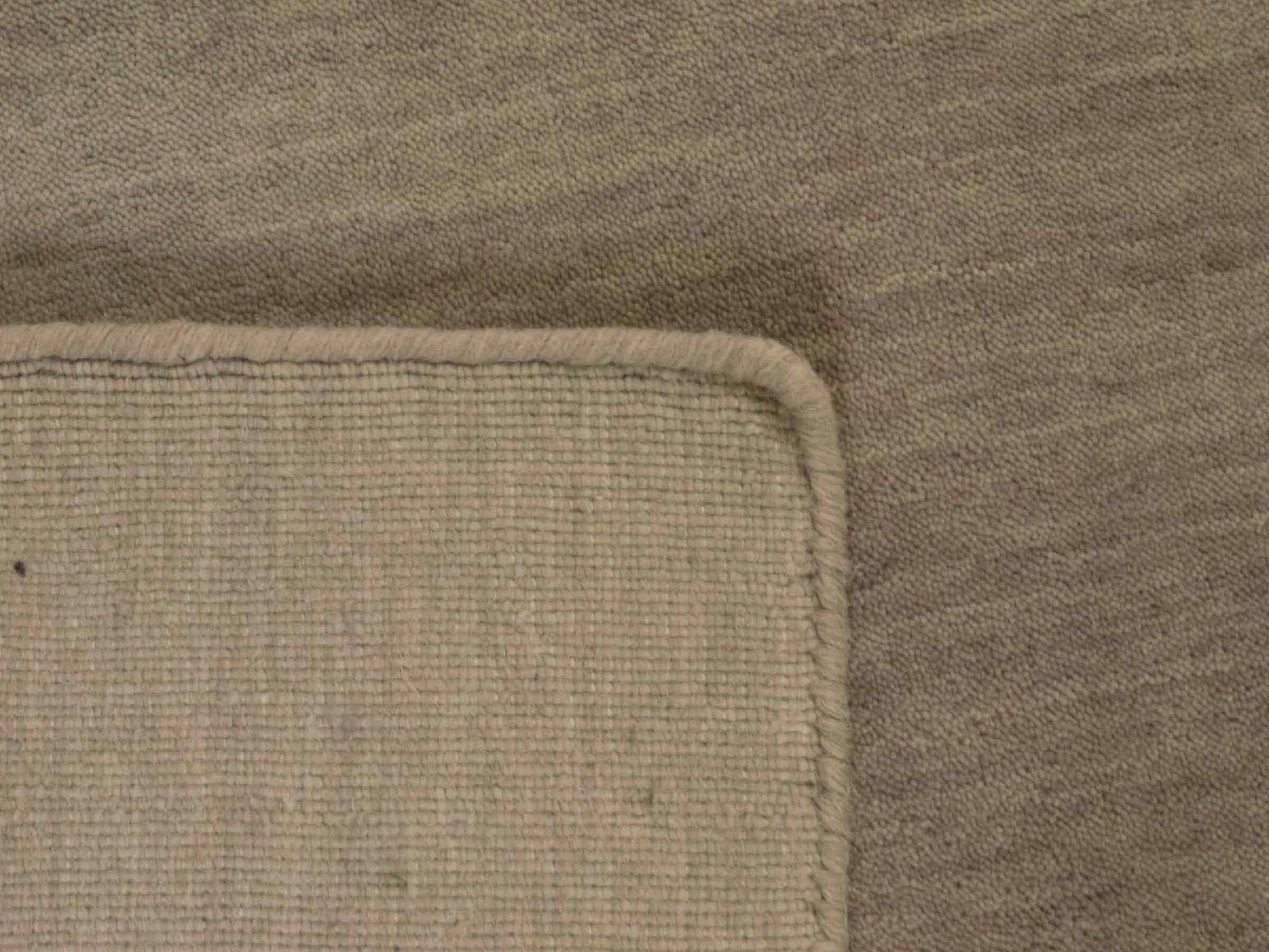 Moderner, Handloom Gabbeh Orientteppich von Khademi aus Wolle, beige. Einfarbiges Uni-Design. Produziert in Indien. Größe: 170x119cm. Teppichnummer: KB4-1581. Verkauf durch Jupiter Intl.