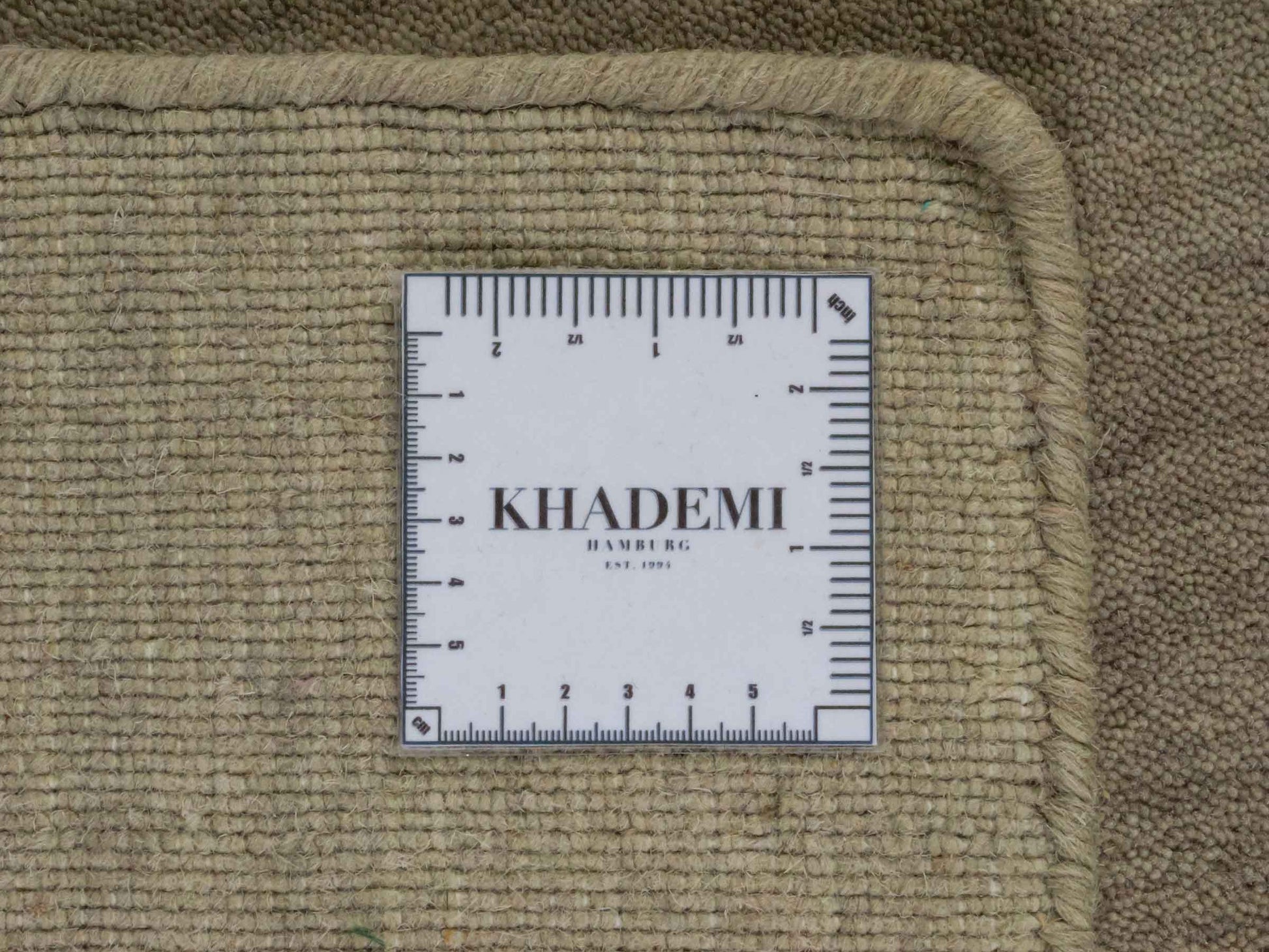 Moderner, Handloom Gabbeh Orientteppich von Khademi aus Wolle, beige. Einfarbiges Uni-Design. Produziert in Indien. Größe: 170x119cm. Teppichnummer: KB4-1581. Verkauf durch Jupiter Intl.