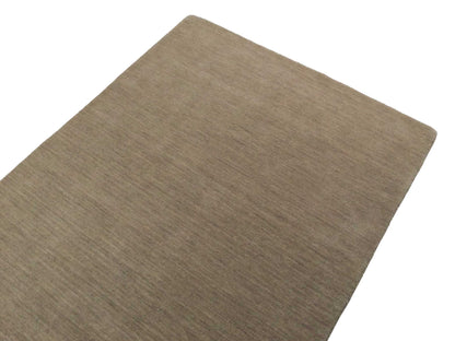 Moderner, Handloom Gabbeh Orientteppich von Khademi aus Wolle, beige. Einfarbiges Uni-Design. Produziert in Indien. Größe: 170x119cm. Teppichnummer: KB4-1581. Verkauf durch Jupiter Intl.