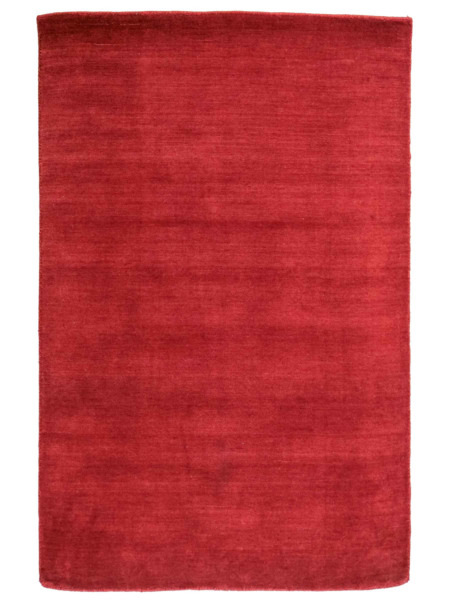 Moderner, Handloom Gabbeh Orientteppich von Khademi aus Wolle, dunkelrot. Einfarbiges Uni-Design. Produziert in Indien. Größe: 170x119cm. Teppichnummer: KB4-1576. Verkauf durch Jupiter Intl.