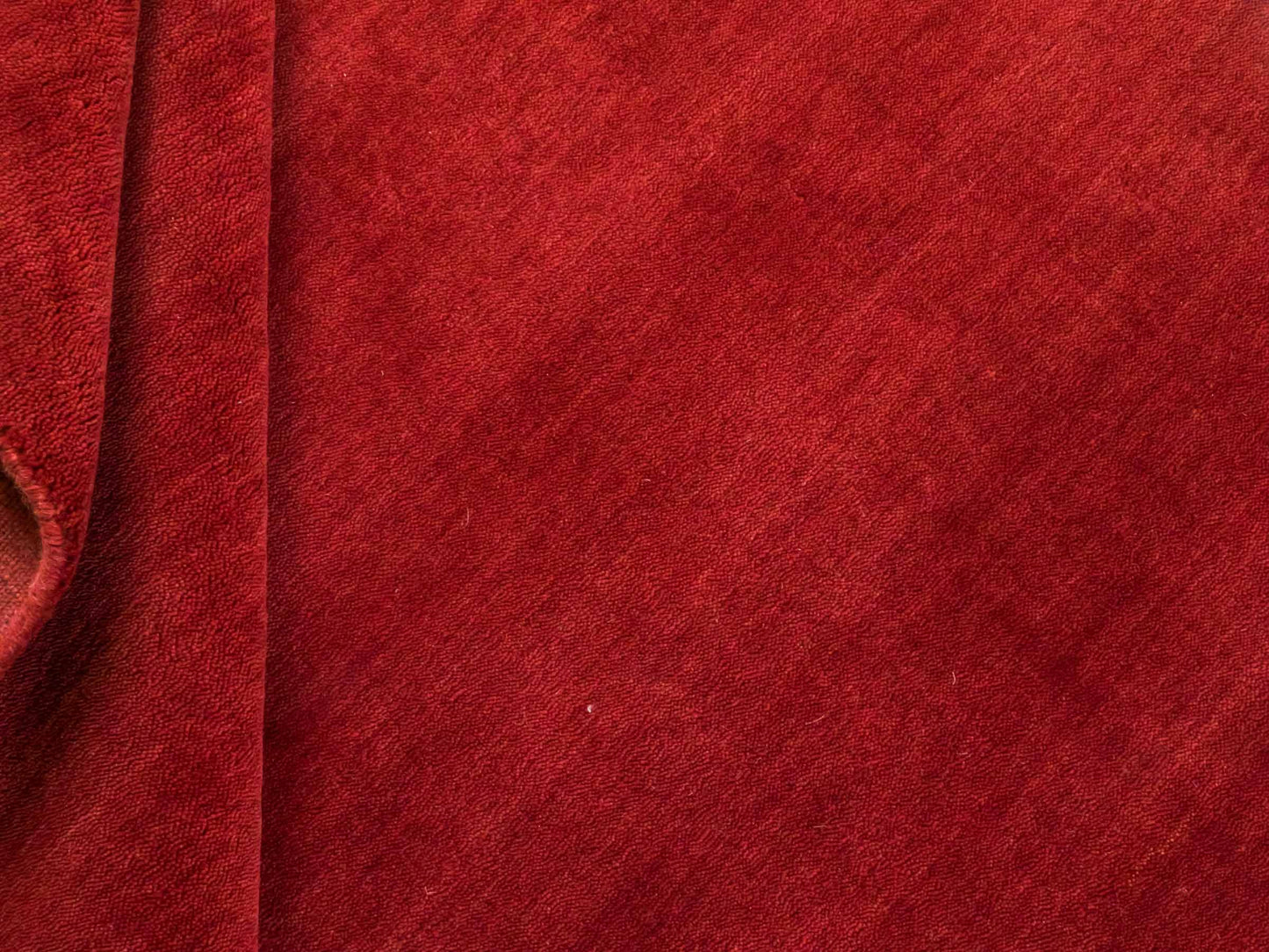 Moderner, Handloom Gabbeh Orientteppich von Khademi aus Wolle, dunkelrot. Einfarbiges Uni-Design. Produziert in Indien. Größe: 170x119cm. Teppichnummer: KB4-1576. Verkauf durch Jupiter Intl.