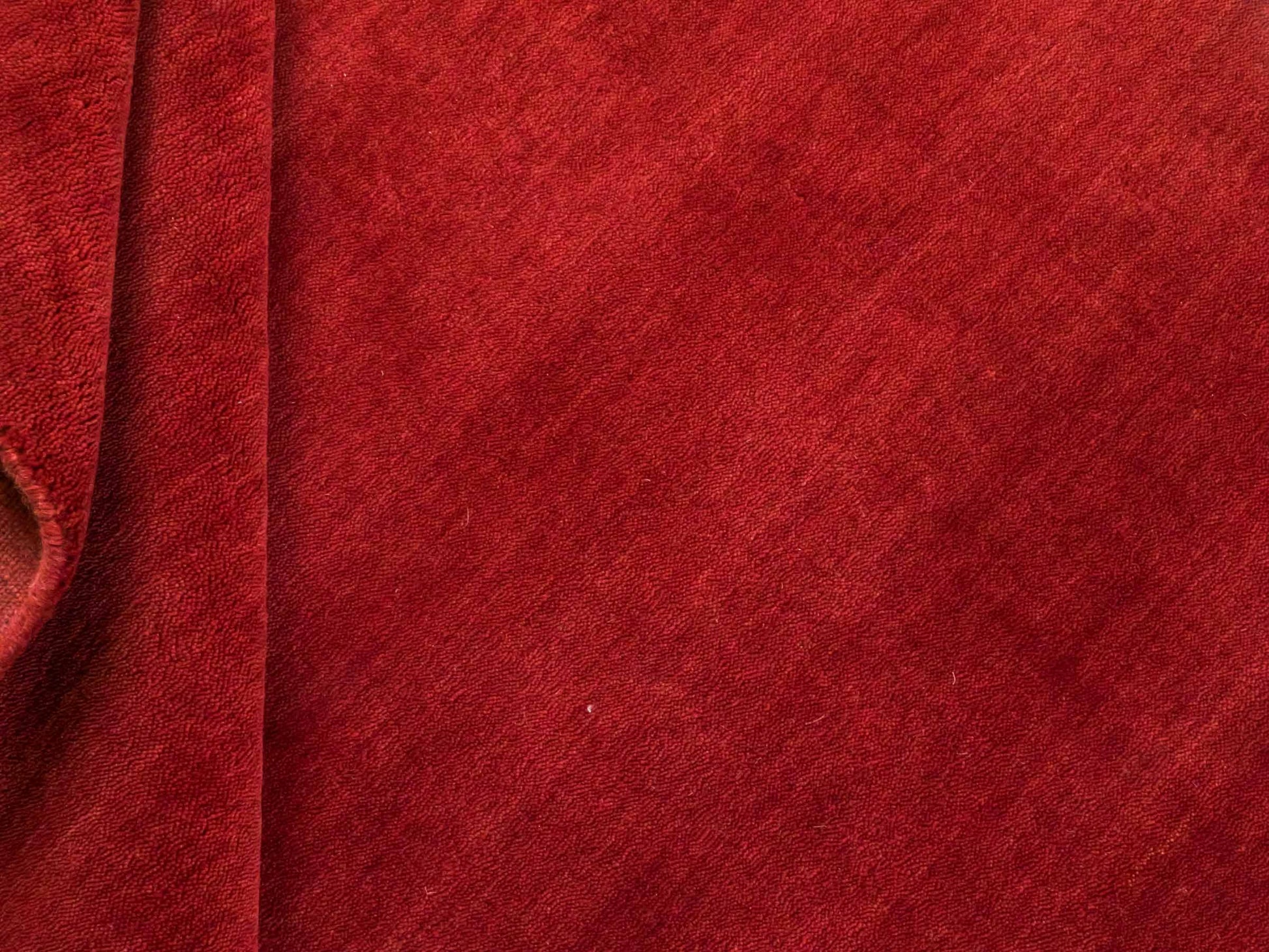 Moderner, Handloom Gabbeh Orientteppich von Khademi aus Wolle, dunkelrot. Einfarbiges Uni-Design. Produziert in Indien. Größe: 170x119cm. Teppichnummer: KB4-1576. Verkauf durch Jupiter Intl.