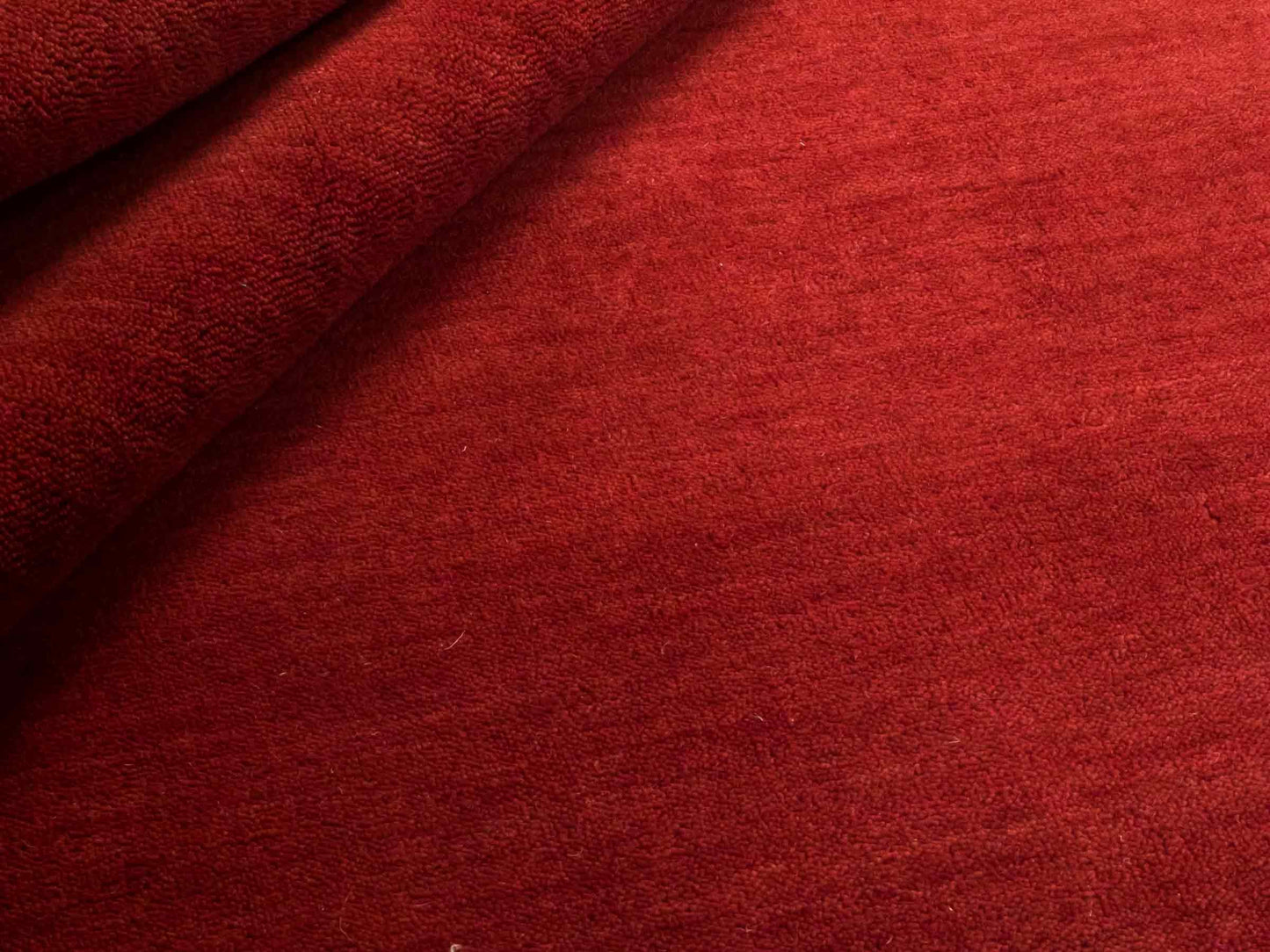 Moderner, Handloom Gabbeh Orientteppich von Khademi aus Wolle, dunkelrot. Einfarbiges Uni-Design. Produziert in Indien. Größe: 170x119cm. Teppichnummer: KB4-1576. Verkauf durch Jupiter Intl.