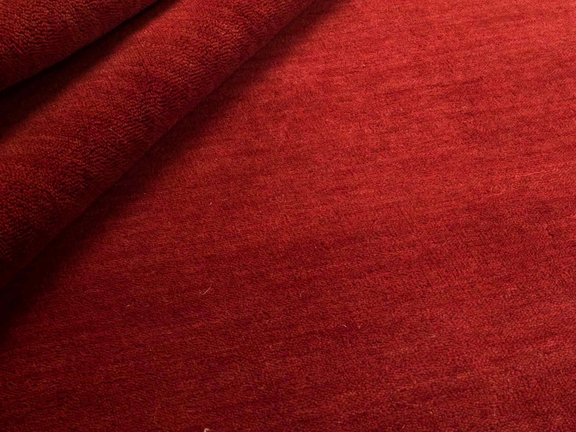 Moderner, Handloom Gabbeh Orientteppich von Khademi aus Wolle, dunkelrot. Einfarbiges Uni-Design. Produziert in Indien. Größe: 170x119cm. Teppichnummer: KB4-1576. Verkauf durch Jupiter Intl.