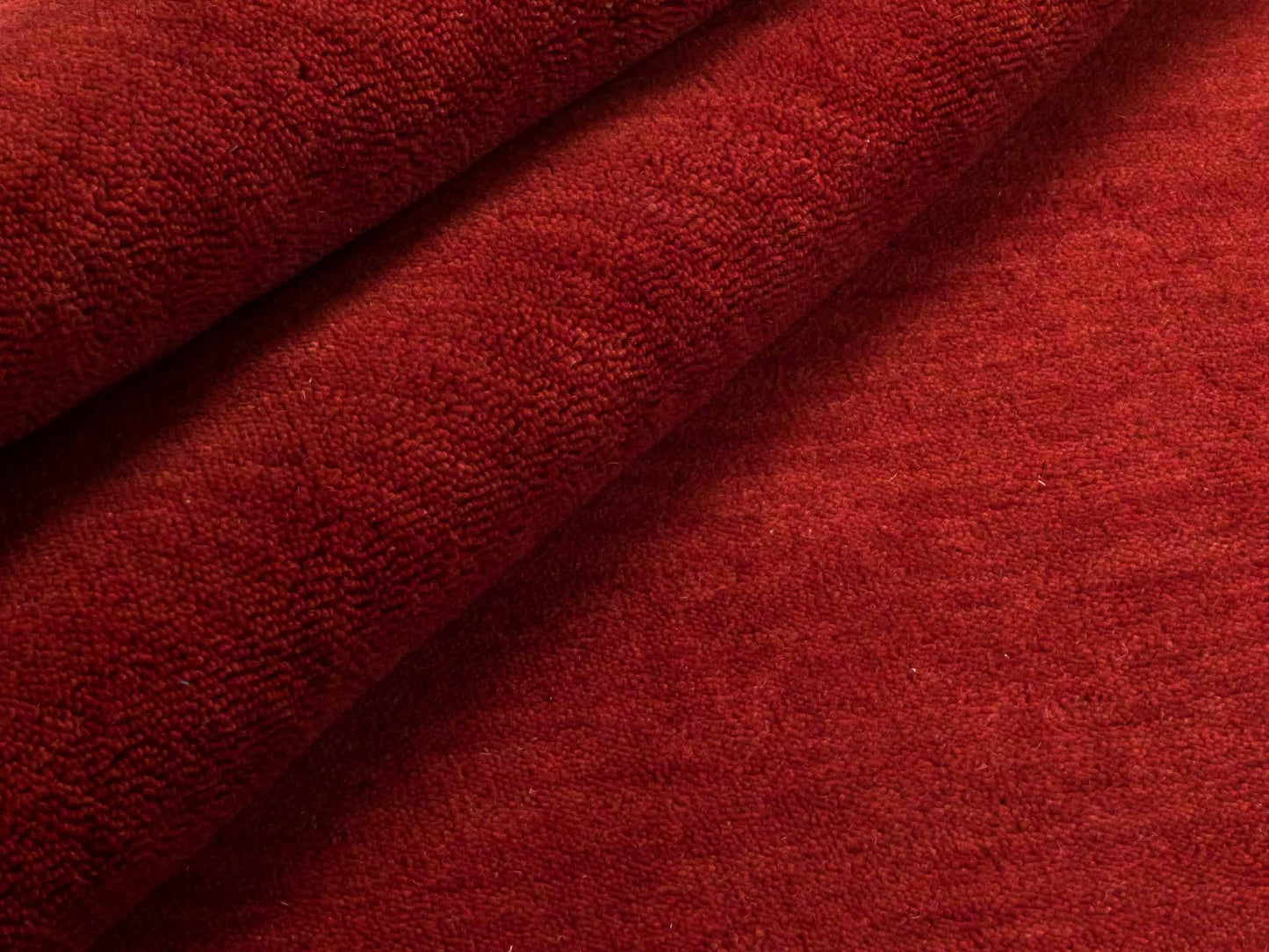 Moderner, Handloom Gabbeh Orientteppich von Khademi aus Wolle, dunkelrot. Einfarbiges Uni-Design. Produziert in Indien. Größe: 170x119cm. Teppichnummer: KB4-1576. Verkauf durch Jupiter Intl.