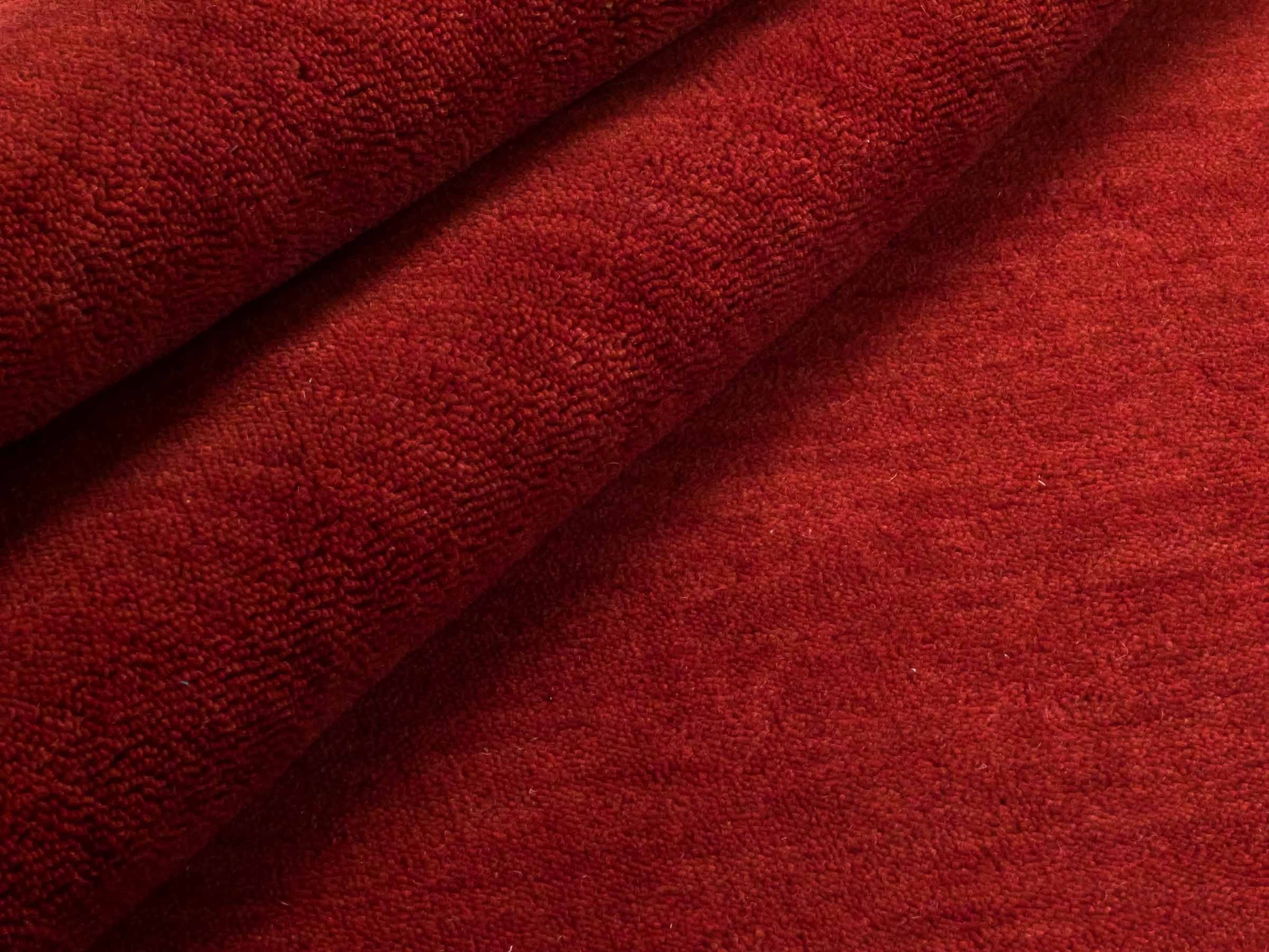 Moderner, Handloom Gabbeh Orientteppich von Khademi aus Wolle, dunkelrot. Einfarbiges Uni-Design. Produziert in Indien. Größe: 170x119cm. Teppichnummer: KB4-1576. Verkauf durch Jupiter Intl.