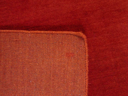 Moderner, Handloom Gabbeh Orientteppich von Khademi aus Wolle, dunkelrot. Einfarbiges Uni-Design. Produziert in Indien. Größe: 170x119cm. Teppichnummer: KB4-1576. Verkauf durch Jupiter Intl.