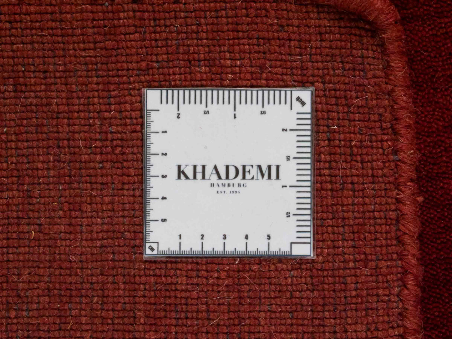 Moderner, Handloom Gabbeh Orientteppich von Khademi aus Wolle, dunkelrot. Einfarbiges Uni-Design. Produziert in Indien. Größe: 170x119cm. Teppichnummer: KB4-1576. Verkauf durch Jupiter Intl.