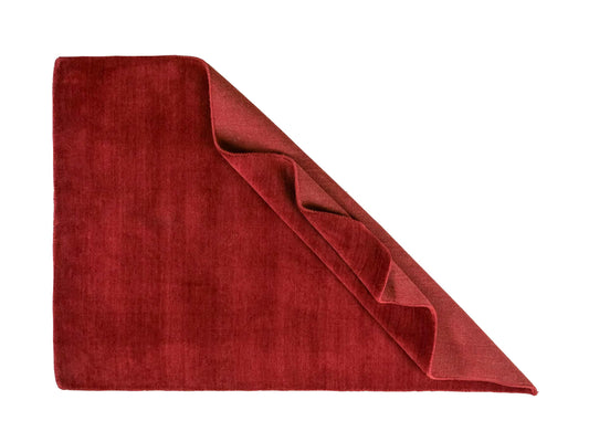 Moderner, Handloom Gabbeh Orientteppich von Khademi aus Wolle, dunkelrot. Einfarbiges Uni-Design. Produziert in Indien. Größe: 170x119cm. Teppichnummer: KB4-1576. Verkauf durch Jupiter Intl.