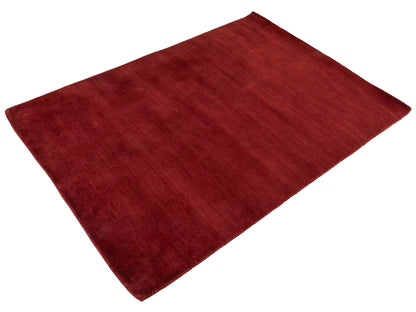 Moderner, Handloom Gabbeh Orientteppich von Khademi aus Wolle, dunkelrot. Einfarbiges Uni-Design. Produziert in Indien. Größe: 170x119cm. Teppichnummer: KB4-1576. Verkauf durch Jupiter Intl.