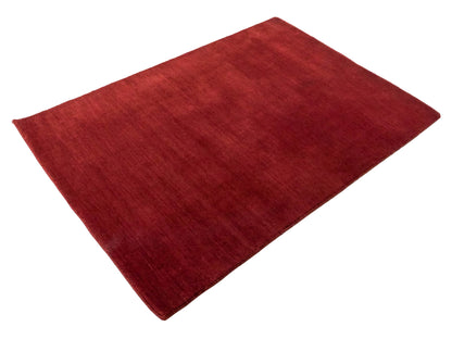 Moderner, Handloom Gabbeh Orientteppich von Khademi aus Wolle, dunkelrot. Einfarbiges Uni-Design. Produziert in Indien. Größe: 170x119cm. Teppichnummer: KB4-1576. Verkauf durch Jupiter Intl.