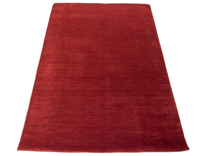 Moderner, Handloom Gabbeh Orientteppich von Khademi aus Wolle, dunkelrot. Einfarbiges Uni-Design. Produziert in Indien. Größe: 170x119cm. Teppichnummer: KB4-1576. Verkauf durch Jupiter Intl.