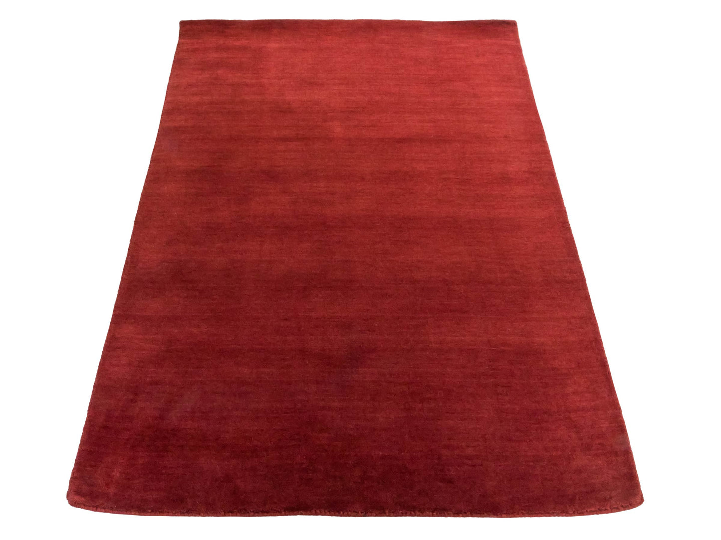 Moderner, Handloom Gabbeh Orientteppich von Khademi aus Wolle, dunkelrot. Einfarbiges Uni-Design. Produziert in Indien. Größe: 170x119cm. Teppichnummer: KB4-1576. Verkauf durch Jupiter Intl.