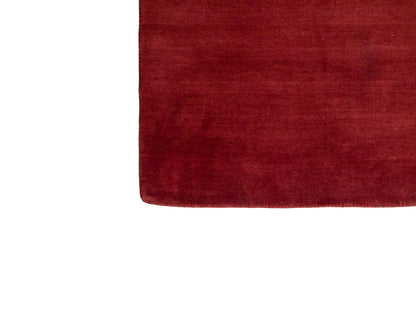 Moderner, Handloom Gabbeh Orientteppich von Khademi aus Wolle, dunkelrot. Einfarbiges Uni-Design. Produziert in Indien. Größe: 170x119cm. Teppichnummer: KB4-1576. Verkauf durch Jupiter Intl.