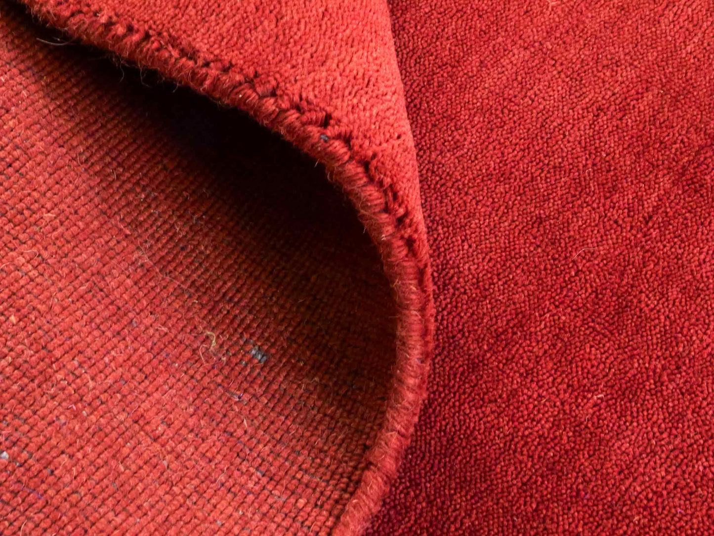 Moderner, Handloom Gabbeh Orientteppich von Khademi aus Wolle, dunkelrot. Einfarbiges Uni-Design. Produziert in Indien. Größe: 170x119cm. Teppichnummer: KB4-1576. Verkauf durch Jupiter Intl.