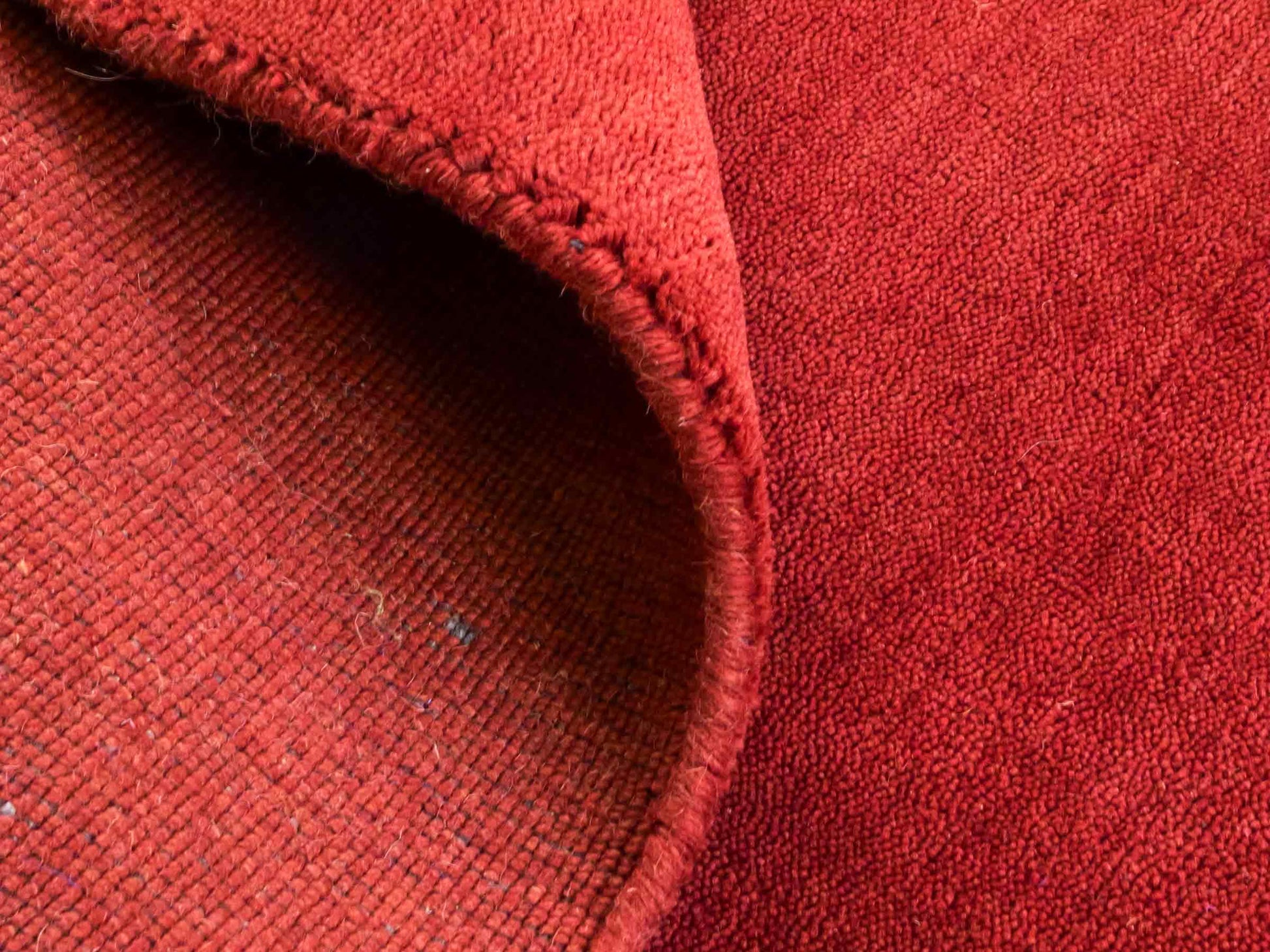 Moderner, Handloom Gabbeh Orientteppich von Khademi aus Wolle, dunkelrot. Einfarbiges Uni-Design. Produziert in Indien. Größe: 170x119cm. Teppichnummer: KB4-1576. Verkauf durch Jupiter Intl.