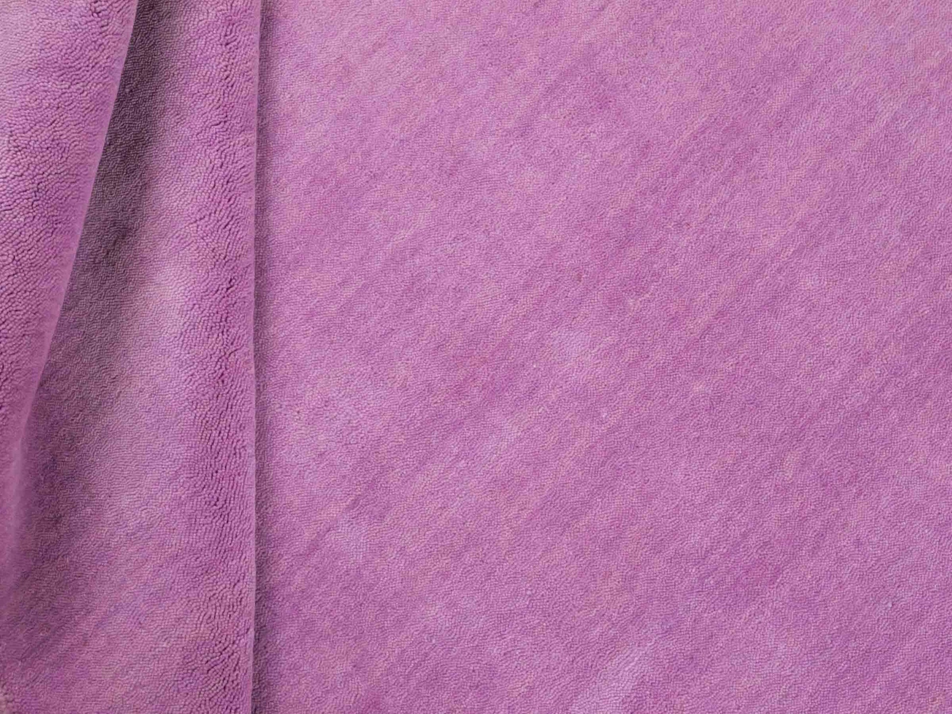 Moderner, Handloom Gabbeh Orientteppich von Khademi aus Wolle, flieder. Einfarbiges Uni-Design. Produziert in Indien. Größe: 170x119cm. Teppichnummer: KB4-1589. Verkauf durch Jupiter Intl.