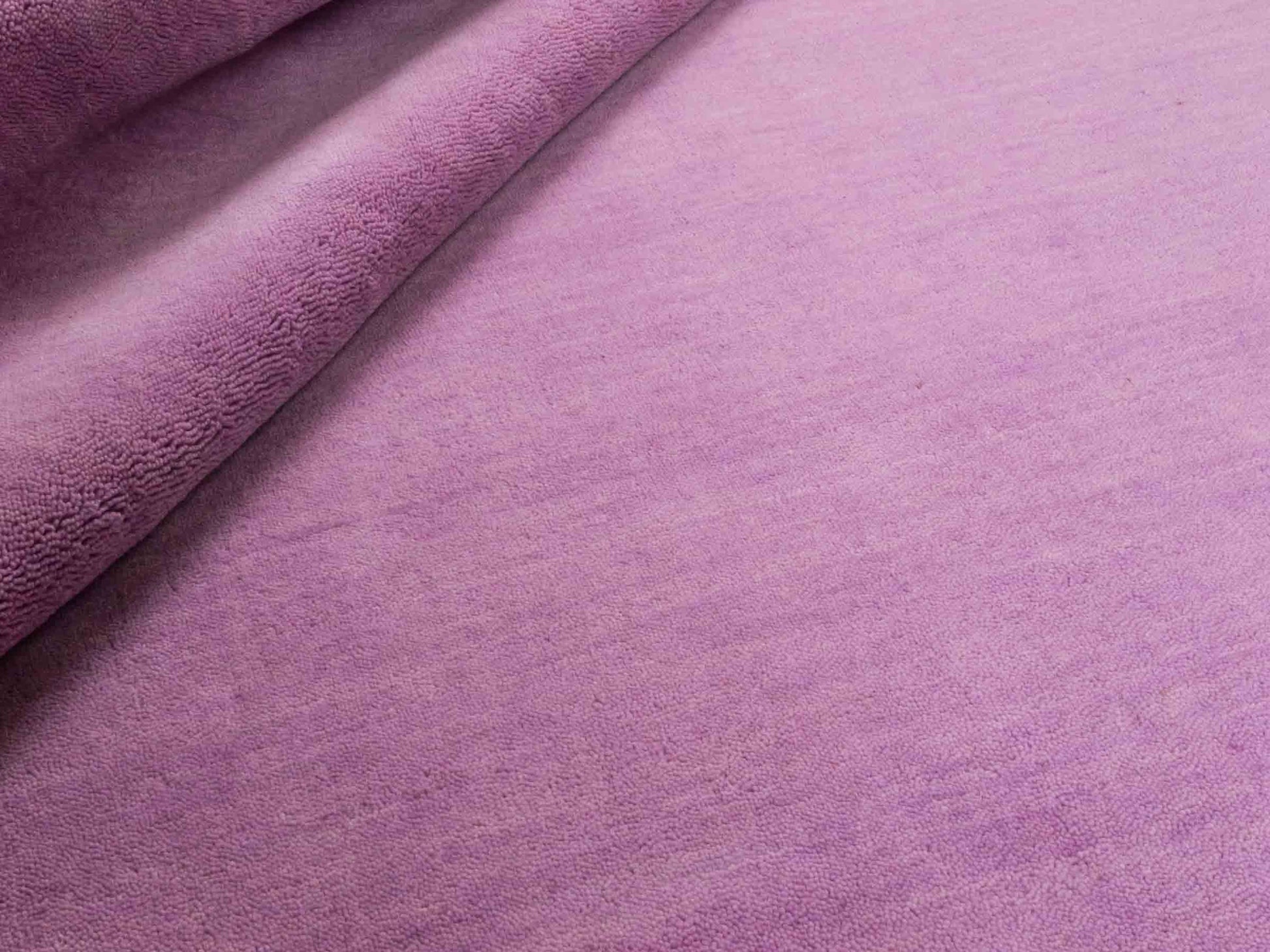 Moderner, Handloom Gabbeh Orientteppich von Khademi aus Wolle, flieder. Einfarbiges Uni-Design. Produziert in Indien. Größe: 170x119cm. Teppichnummer: KB4-1589. Verkauf durch Jupiter Intl.