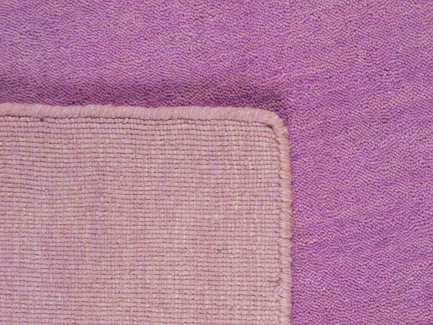 Moderner, Handloom Gabbeh Orientteppich von Khademi aus Wolle, flieder. Einfarbiges Uni-Design. Produziert in Indien. Größe: 170x119cm. Teppichnummer: KB4-1589. Verkauf durch Jupiter Intl.