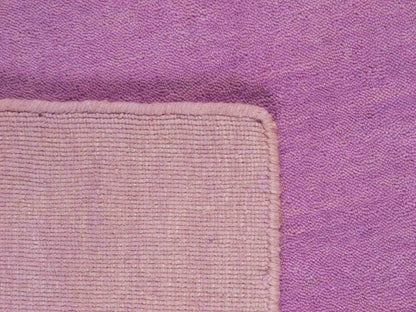 Moderner, Handloom Gabbeh Orientteppich von Khademi aus Wolle, flieder. Einfarbiges Uni-Design. Produziert in Indien. Größe: 170x119cm. Teppichnummer: KB4-1589. Verkauf durch Jupiter Intl.