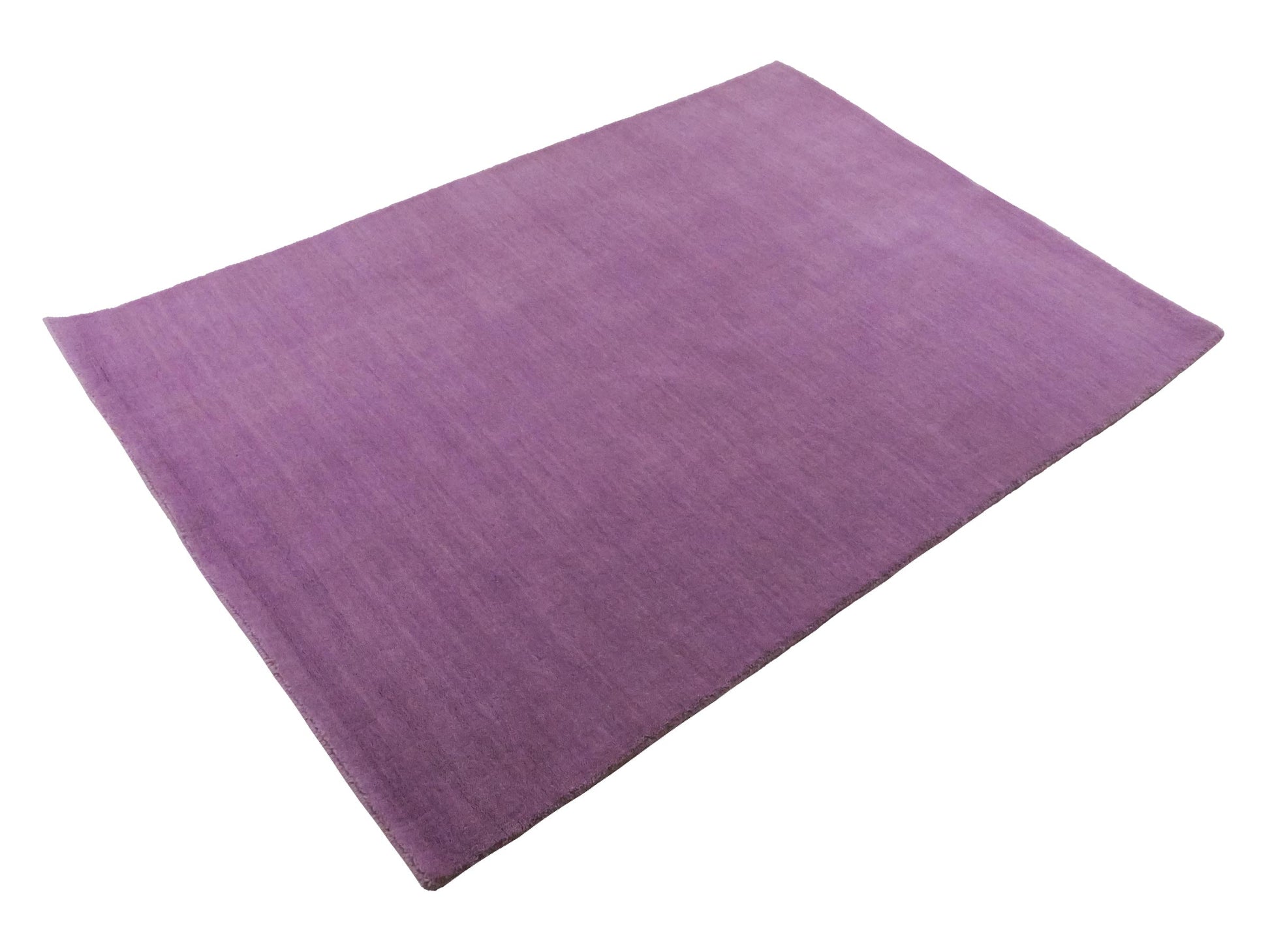 Moderner, Handloom Gabbeh Orientteppich von Khademi aus Wolle, flieder. Einfarbiges Uni-Design. Produziert in Indien. Größe: 170x119cm. Teppichnummer: KB4-1589. Verkauf durch Jupiter Intl.