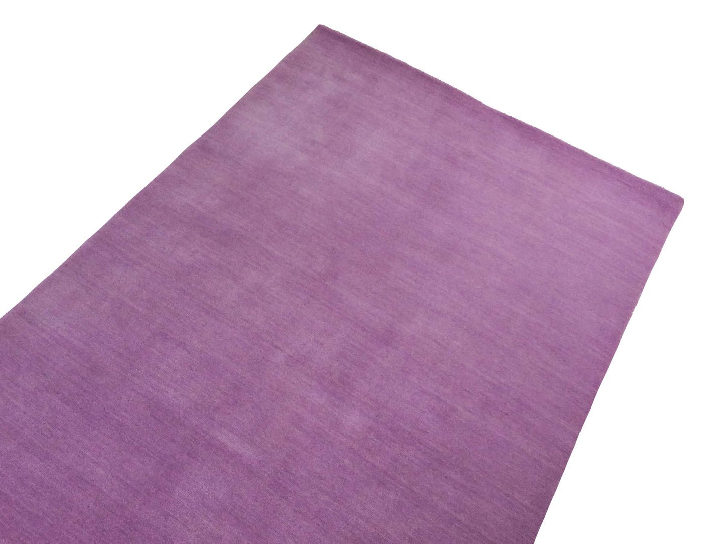 Moderner, Handloom Gabbeh Orientteppich von Khademi aus Wolle, flieder. Einfarbiges Uni-Design. Produziert in Indien. Größe: 170x119cm. Teppichnummer: KB4-1589. Verkauf durch Jupiter Intl.